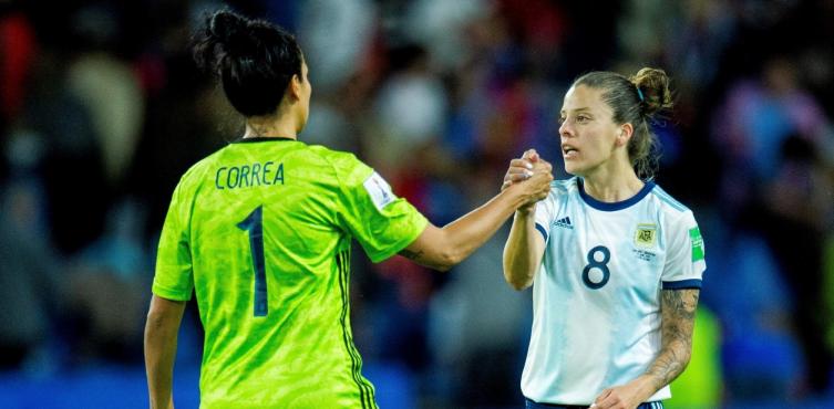 Vanina Correa, figura contra Inglaterra, y Ruth Bravo, dos piezas clave del esquema de Carlos Borrello. (Foto: EFE/EPA/PETER POWELL)
