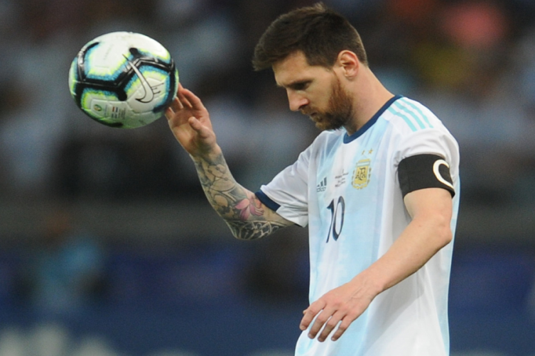 Messi y la pelota. El capitán argentino piensa en la que viene. (Foto: Juano Tesone/Enviado especial).