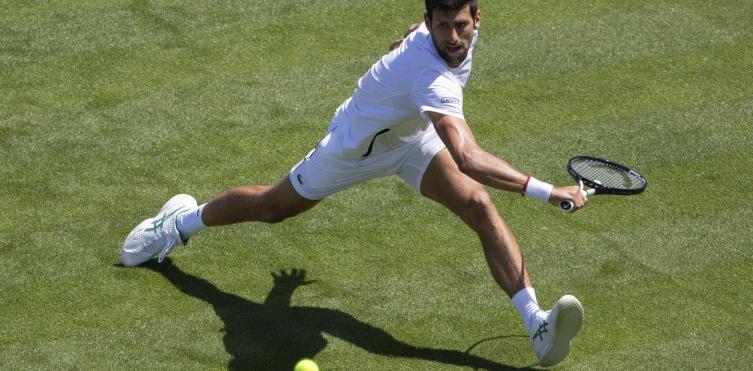 El serbio Novak Djokovic durante una sesión de entrenamiento en el All England Lawn de Wimbledon en Londres. (Foto: EFE/ Peter Klaunzer).