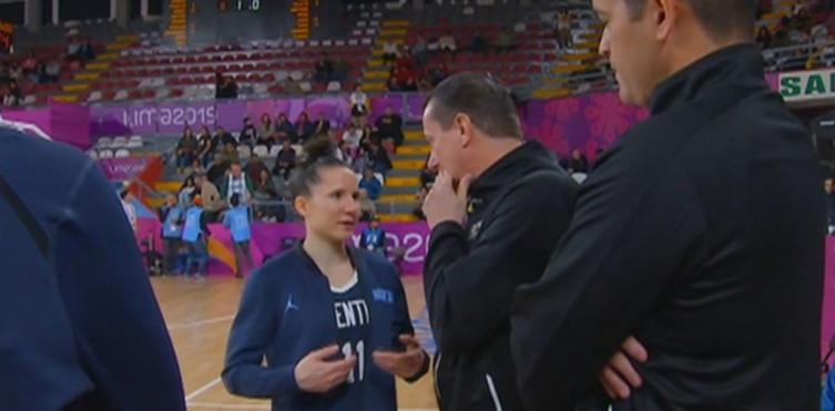 Melisa Gretter, de paso por el básquet brasileño, conversa con el árbitro de aquel país Cristiano Maranho. (Foto: captura de TV)