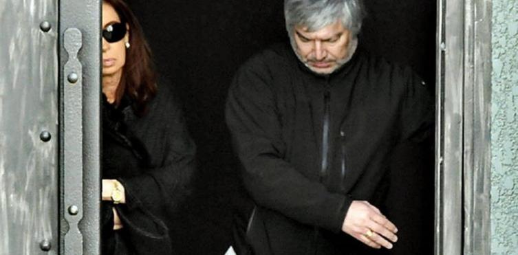 Lázaro Báez y Cristina Kirchner, saliendo del mausoleo de Néstor. El único vínculo que los unía. Además de los negocios. - Clarín