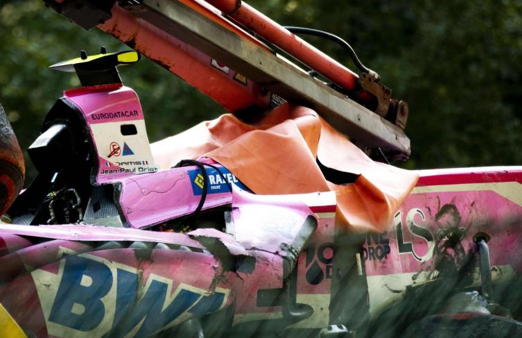 El auto destrozado de Hubert tras el accidente en el Gran Premio de Bélgica de F2. Foto AFP/Remko de Waa