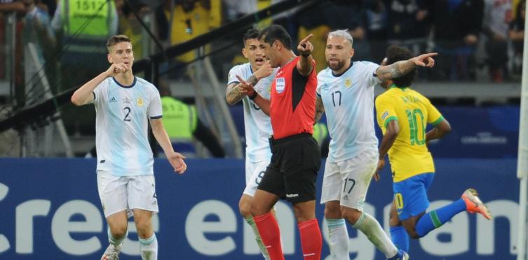 Zambrano, el árbitro de Argentina-Brasil. (Foto: Juano Tesone / enviado especial)