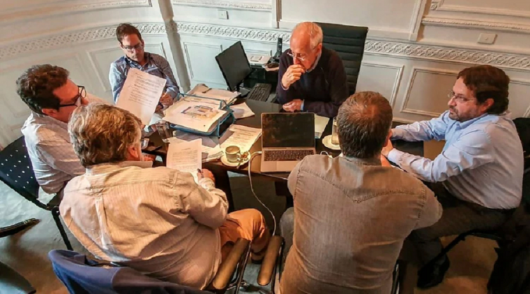 Roberto Lavagna junto a sus principales asesores en el búnker que tiene en el centro porteño - INFOBAE