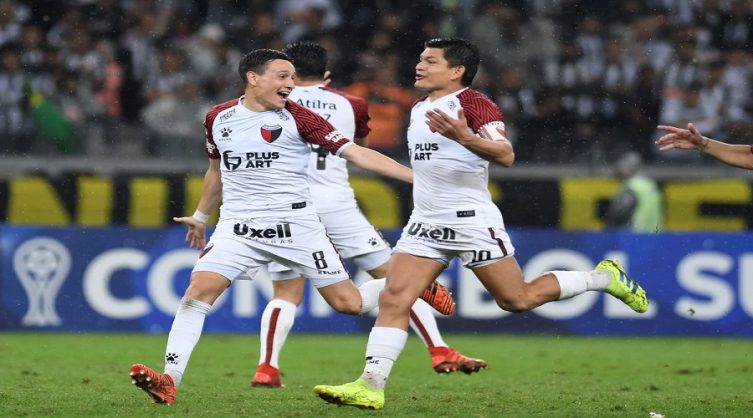 El Pulga Rodríguez, Zuqui y todo Colón celebran el pasaje a la final de la Sudamericana. (AP)