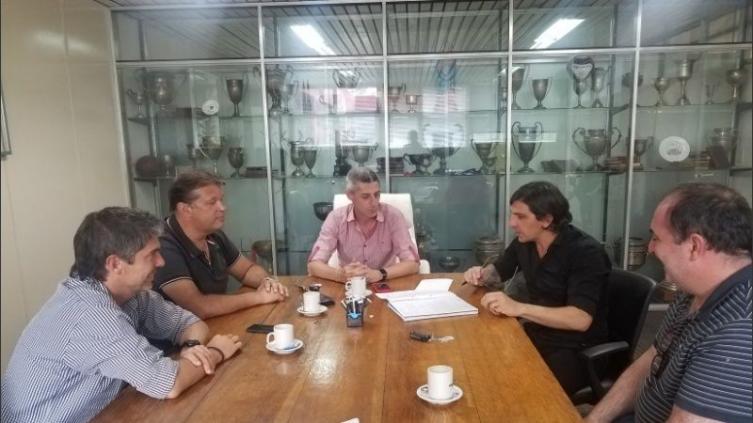 Integrantes de la comisión directiva de Newell ´s junto al periodista Pablo Gavira. - Rosario3