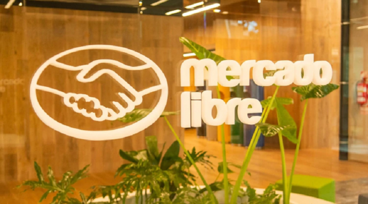 El logo de la empresa en el nuevo edificio del barrio de Saavedra (Mercado Libre)