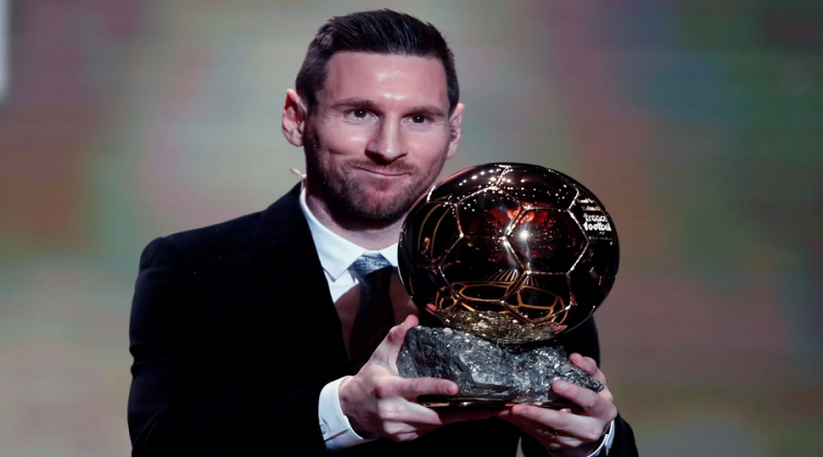 El Balón de Oro y su dueño, Lionel Messi. - Clarín