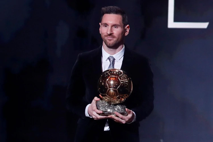 Lionel Messi con su última conquista: su sexta Balón de Oro (REUTERS/Christian Hartmann)