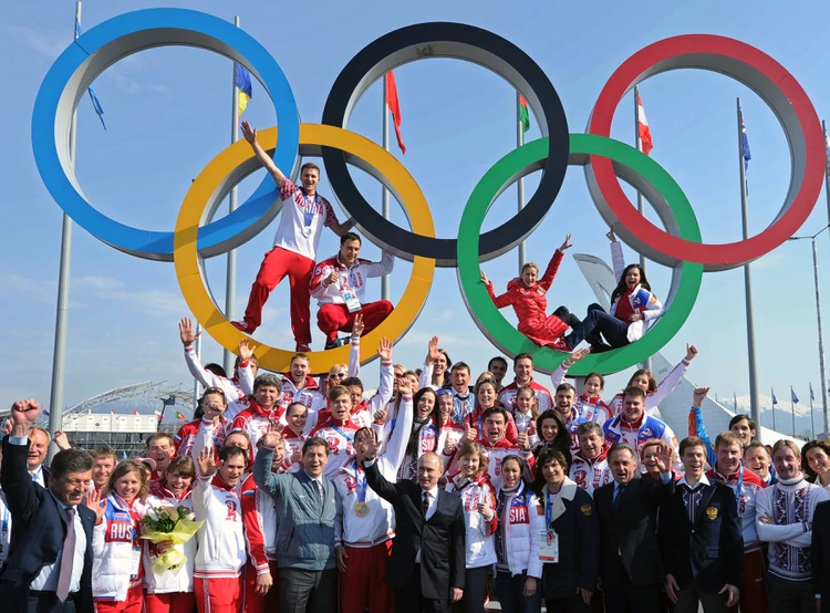 El 24 de febrero de 2014, el presidente ruso Vladimir Putin posó con sus atletas ganadores de los Juegos de Invierno de Sochi 2014 (AFP)