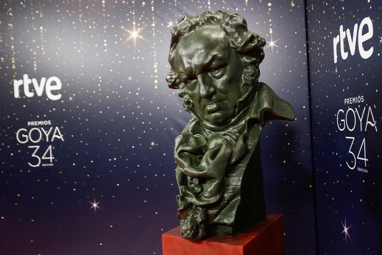 La estatua de Francisco de Goya, en la alfombra roja de los premios al cine de España (REUTERS/Jon Nazca)