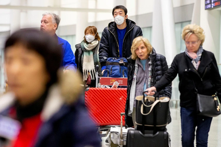 Un grupo de personas en el aeropuerto de Toronto. REUTERS/Carlos Osorio
