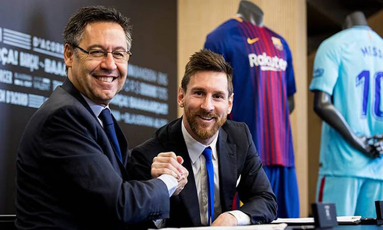 Josep Maria Bartomeu quiere retener de por vida a Lionel Messi (Reuters)
