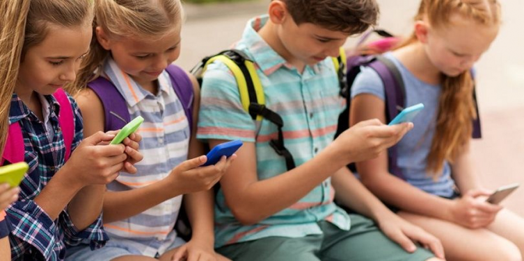 Primer celular a los 9 años - Filo.news