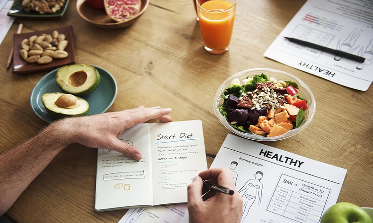 Una dieta equilibrada proporciona todos los nutrientes que necesita una persona, sin exceder la ingesta diaria recomendada de calorías (Shutterstock)
