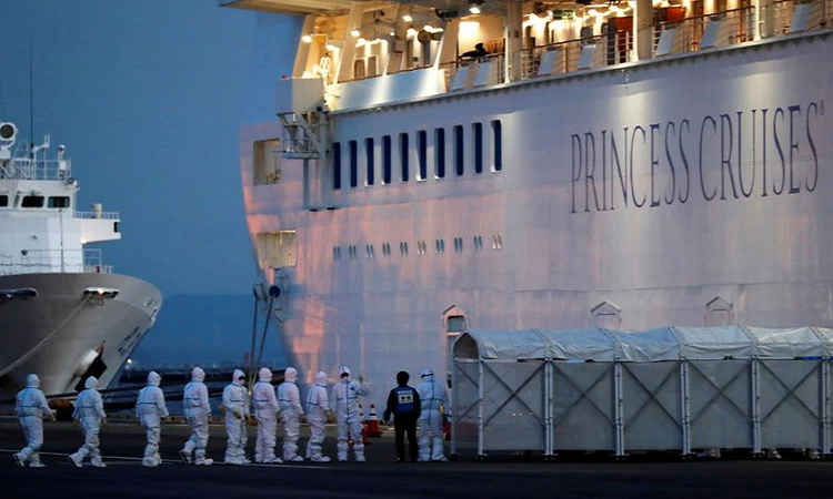 Funcionarios con equipo de protección ingresan al crucero Diamond Princess para transferir a un paciente al hospital después de que el barco llegó a la Terminal de Cruceros en Yokohama, al sur de Tokio. 7 de febrero de 2020. REUTERS/Kim Kyung-Hoon