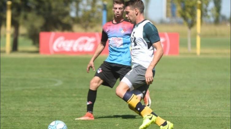 Claudio Riaño hizo tres goles en el amistoso disputado en Arroyo Seco. (CARC Oficial)