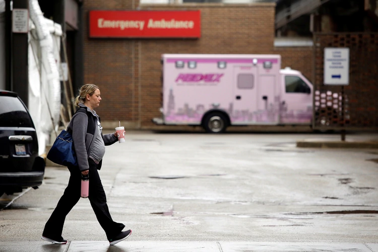 Una mujer camina por el Hospital universitario de Illinois en Chicago, Illinois (REUTERS/Joshua Lott)