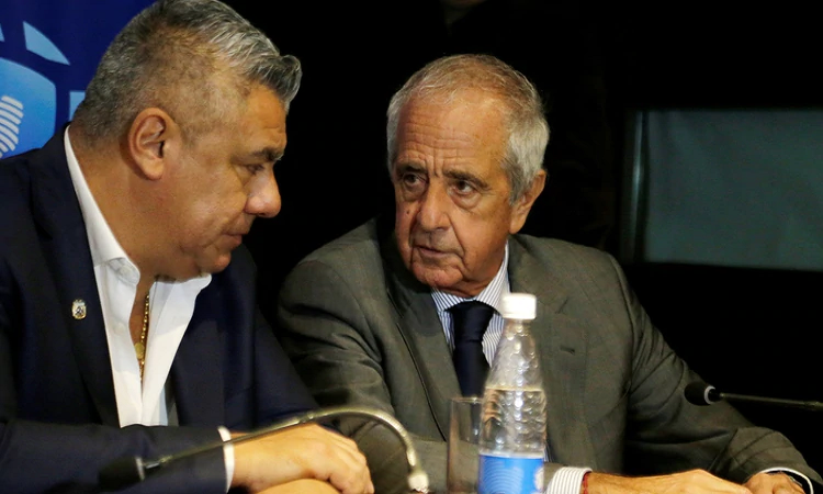 Tapia, junto a rodolfo D ´Onofrio, uno de sus seis vicepresidentes (REUTERS/Jorge Adorno)