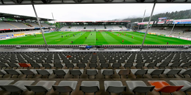 Más que distanciamiento social: nadie en las gradas para ver Freiburg vs. Werder Bremen; aquí, el calentamiento previo. Fuente: AFP