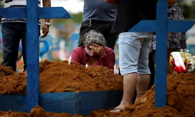 Una mujer llora durante un entierro masivo de personas que fallecieron debido a la COVID-19 en el cementerio de Parque Taruma en Manaus, Brasil, el 26 de mayo de 2020 (REUTERS/Bruno Kelly)