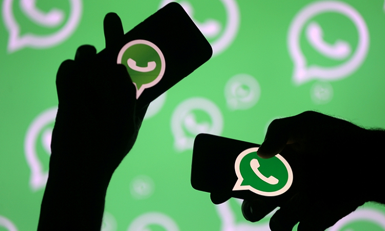Cientos de miles de números de WhatsApp quedaron expuestos en la web (REUTERS/Dado Ruvic/File Photo)