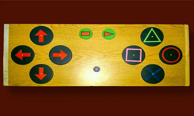 El prototipo del gamepad que hizo Francisco Alvarez, con las funciones de un control convencional y el tamaño para que sea pulsado con cualquier parte del cuerpo - LA NACIÓN
