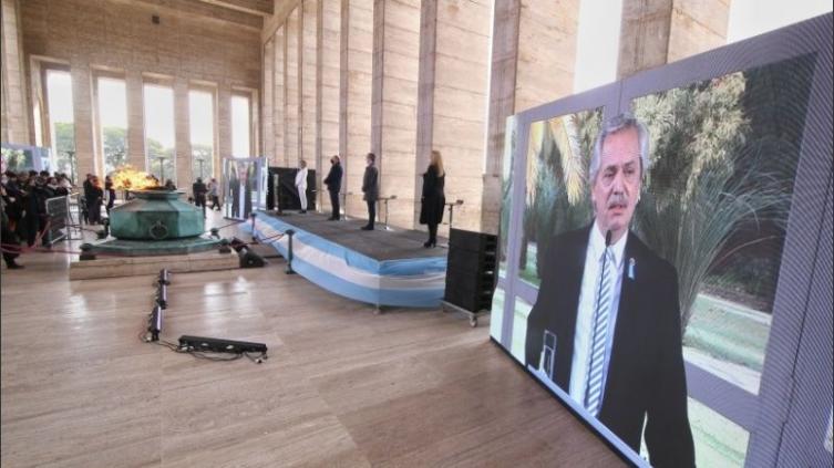 La ceremonia en el propileo del Monumento, con el presidente en pantalla. (Alan Monzón/Rosario3)