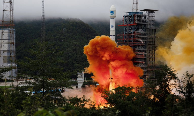 Despegue del cohete con el satélite del sistema Beidou (Reuters)