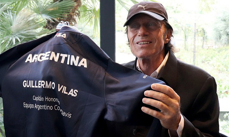 Guillermo Vilas con la campera de capitán del equipo de Copa Davis - INFOBAE