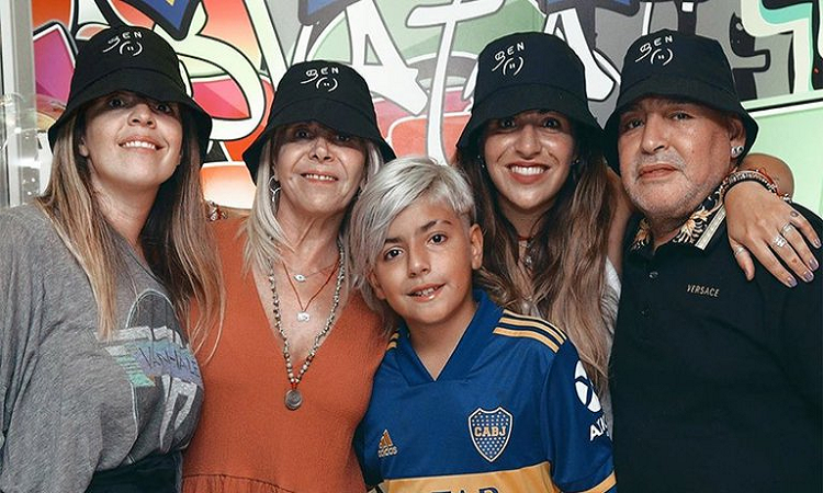 Una foto cada vez más improbable: Dalma, Claudia Villafañe, Gianinna y Diego Maradona, junto a Benjamín Agüero (Foto: Instagram)