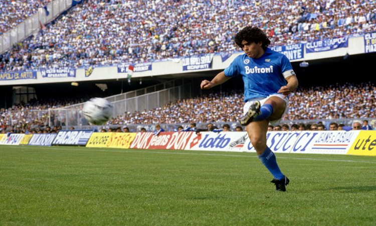 No habrá ninguno igual: Diego Maradona desplegando su magia en el estadio San Paolo, con el Napoli - InfoShow