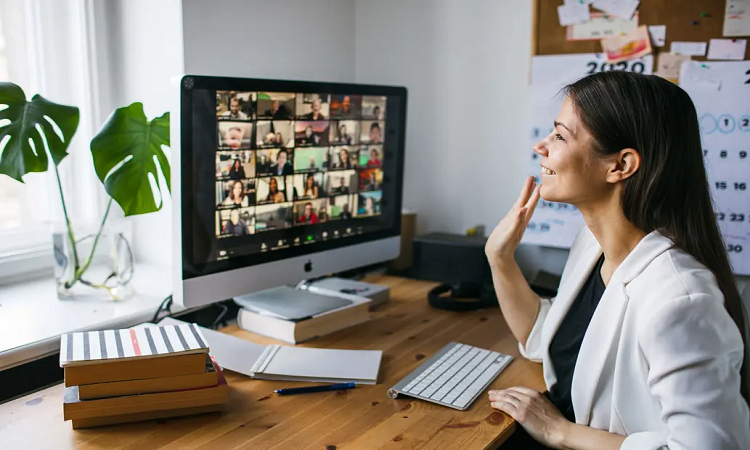 Aunque trabajar frente a la computadora es algo usual para muchas personas hace años, ahora las reuniones, tanto las laborales como las personales y educativas también se hacen por esa vía, y aumentan el tiempo frente a una pantalla Crédito: Shutterstock