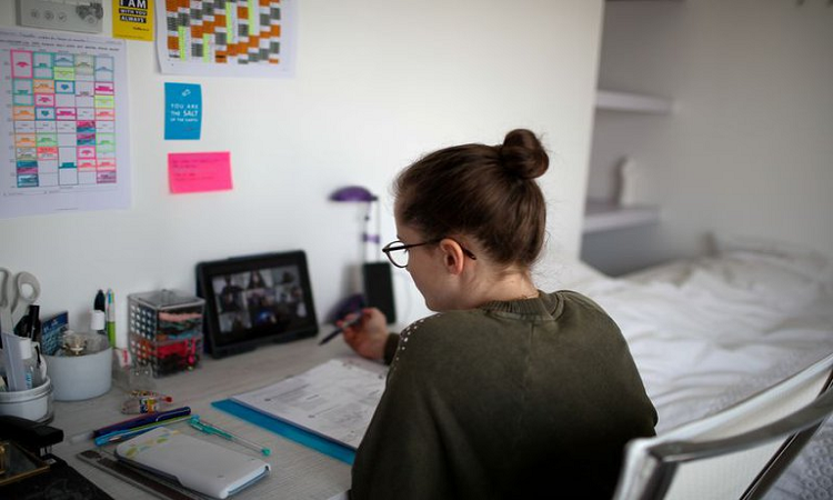 INFOBAE. Una estudiante asiste a una clase online desde su casa. REUTERS/Gonzalo Fuentes