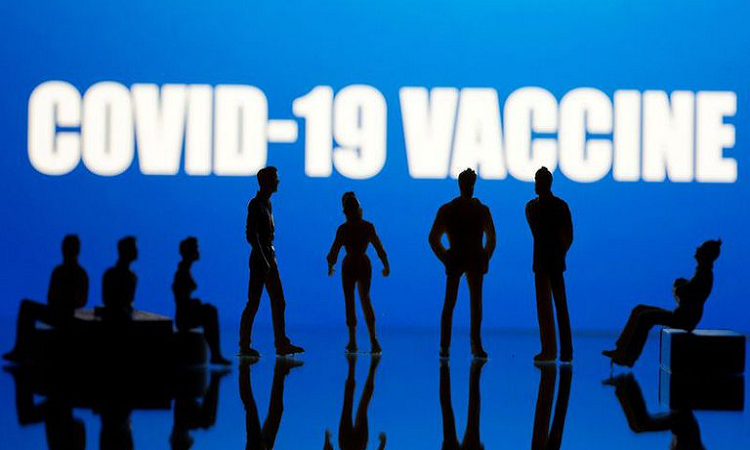 La vacuna contra COVID-19 no estará masivamente para todos hasta 2024, según un experto fabricante - REUTERS/Dado Ruvic
