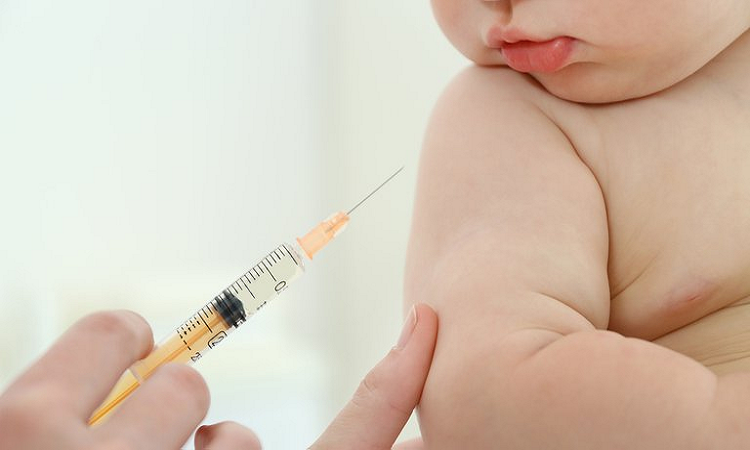 Los niños recién nacidos dejan las maternidades habiendo recibido las 2 vacunas correspondientes (BCG y Hepatitis B) y un gran número no está regresando por las otras 9 (Shutterstock)