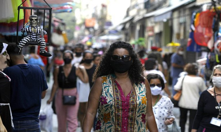 Gente camina en una popular calle comercial en medio del brote de COVID-19 en Río de Janeiro, Brasil. 16 de septiembre de 2020. REUTERS/Ricardo Moraes