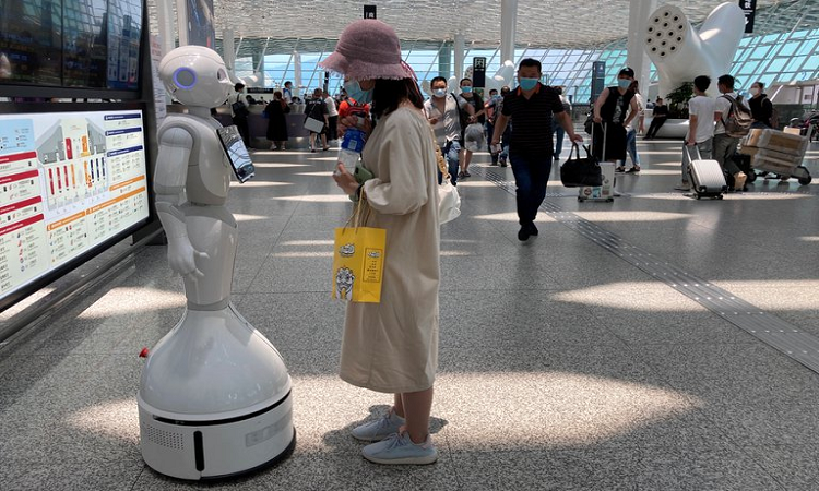 Una viajera interactúa con un robot en el Aeropuerto Internacional Shenzhen Baoan en la provincia de, Guangdong, China REUTERS/Martin Pollard