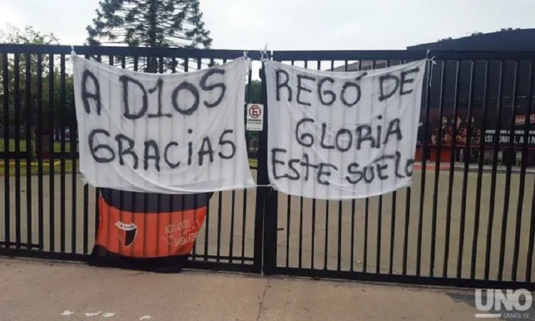 La sede de Colón amaneció con banderas en homenaje a Diego Maradona. - UNO Santa Fe