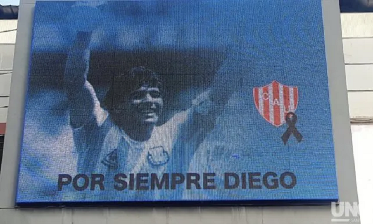 La imagen de Diego Maradona luce en el ingreso de la sede de Unión. - UNO Santa Fe