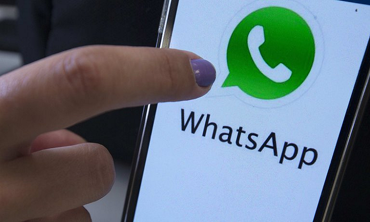 Fotografía de un teléfono móvil con el logo de la aplicación tecnológica WhatsApp. EFE/Marcelo Sayão/infobae