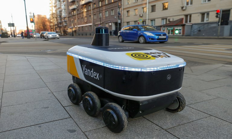 Yandex.Rover, un robot para hacer delivery de comida, en Moscú, Rusia (REUTERS/Evgenia Novozhenina)