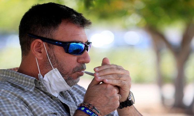 Un fumador se enciende un cigarrillo en un parque de Madrid, en plena pandemia por COVID-19 - Efeagro/Fernando Alvarado
