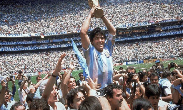 Diego Armando Maradona celebra el campeonato mundial de fútbol 1986 en el Estadio Azteca de México. Foto AP / Carlo Fumagalli, File