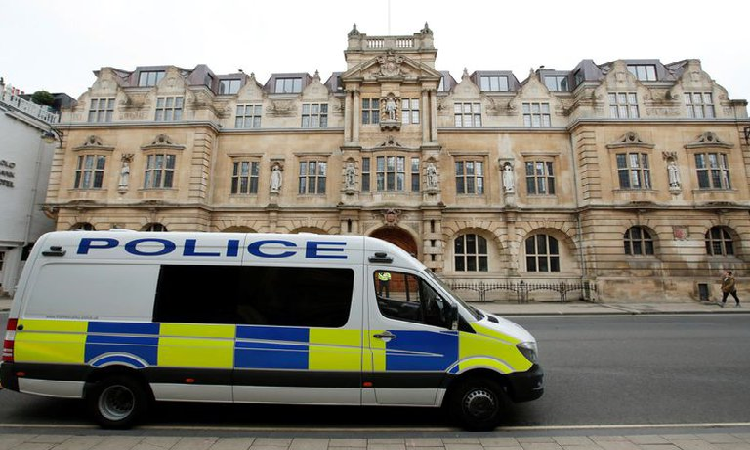 Agentes en una van de la policía británica realizan un operativo en la ciudad de Oxford. Junio, 2020. FOTO DE ARCHIVO. REUTERS/Andrew Couldridge