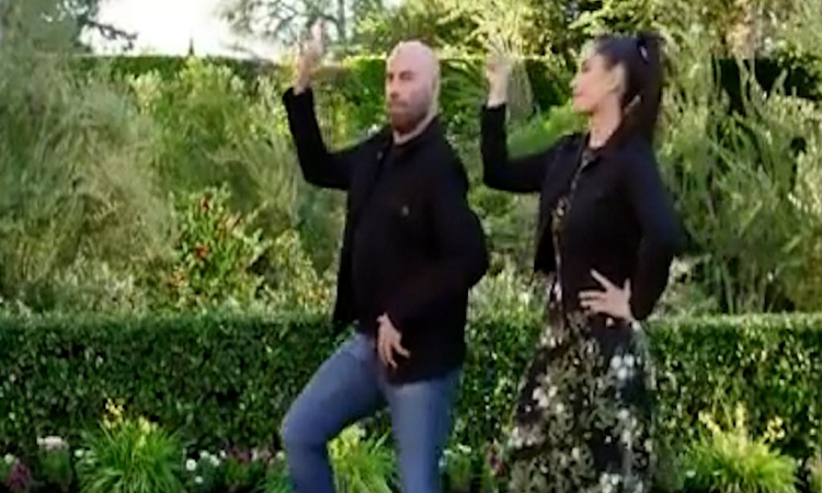 Captura del momento del comercial en el que John Travolta y su hija Ella recrearon el icónico baile de Grease - INFOSHOW