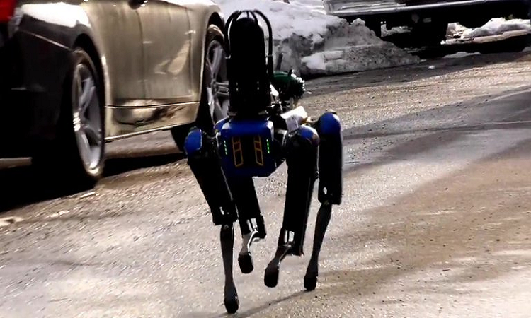El perro robot Spot se convierte en policía y ya patrulla las calles de Nueva York - infobae