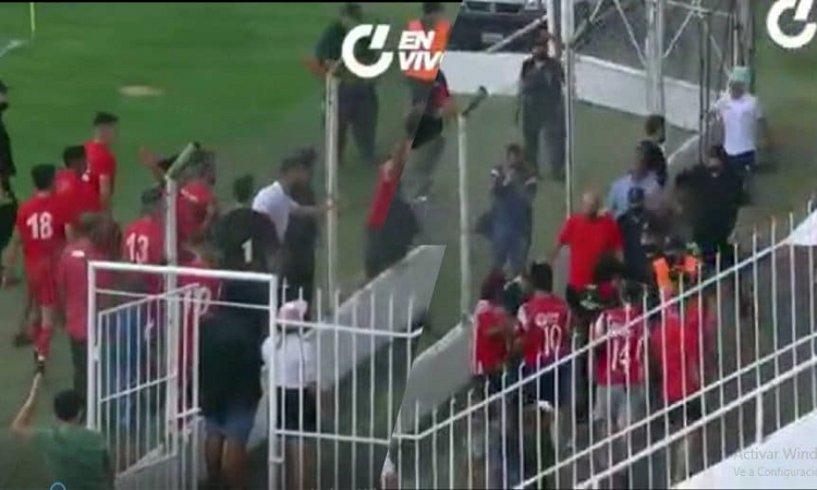Escándalo y golpes al árbitro en el ascenso de Bolívar al Federal A - TyC Sports
