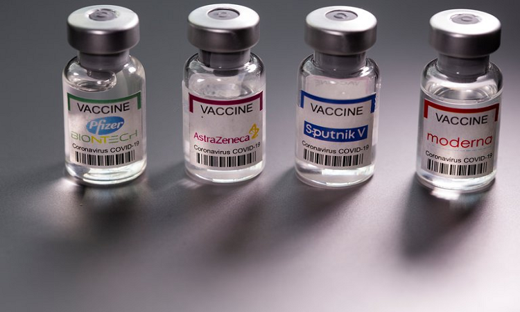 Las vacunas contra el COVID-19 se desarrollaron en menos de un año. El desafío ahora es conocer cuánto tiempo durará la protección que da cada vacuna y con cuánta robustez. La duración sería un factor clave en el control de la pandemia REUTERS/Dado Ruvic/