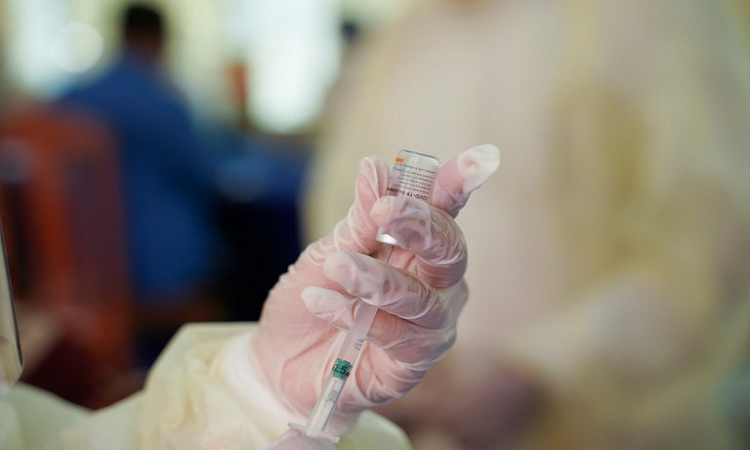 A medida que crece el número de vacunas autorizadas, aumentarán las posibles combinaciones que se pueden utilizar (REUTERS)